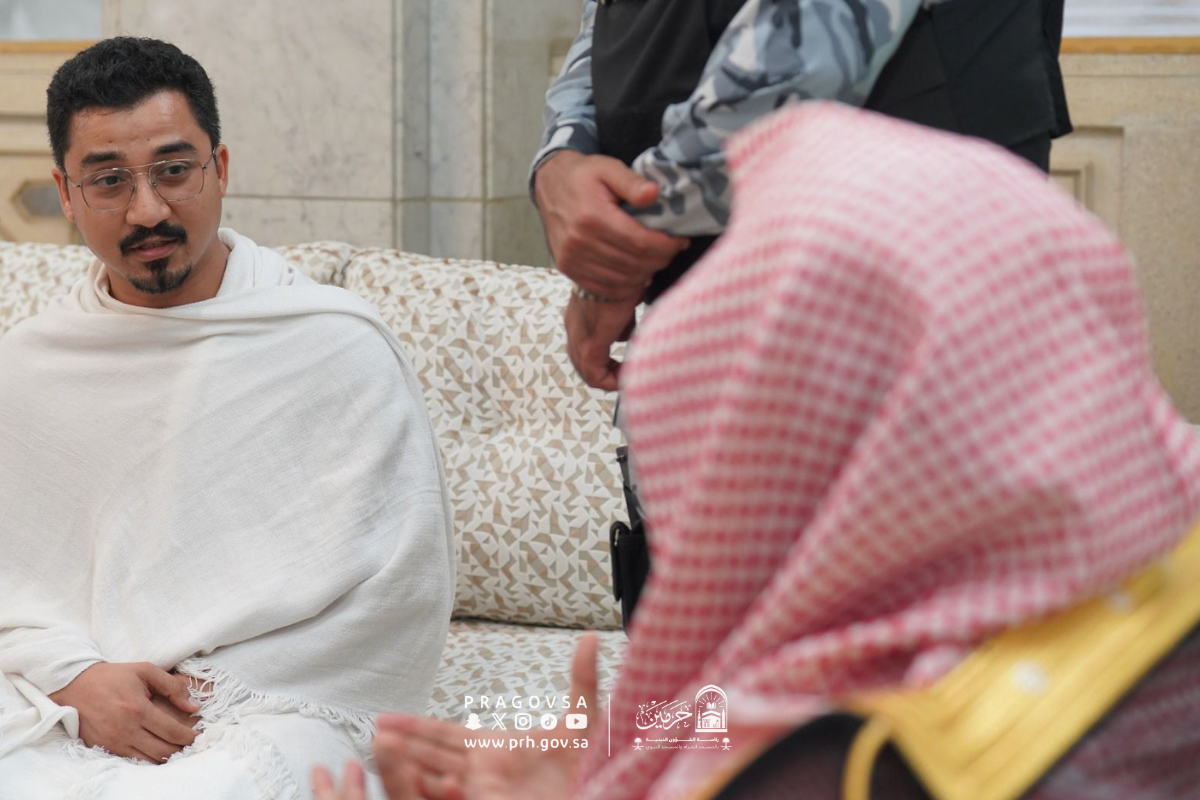 في إطار التواصل المباشر مع ضيوف الرحمن .. معالي الرئيس يستقبل المستفيدين بالمسجد الحرام ويؤكد تلمّس احتياجاتهم