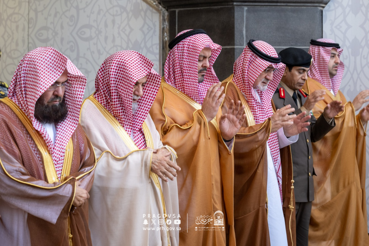 جموع المصلين يؤدّون صلاة الاستسقاء في المسجد الحرام استجابةً لتوجيه خادم الحرمين الشريفين