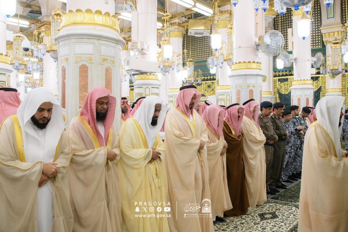 بحضور أمير منطقة المدينة المنورة.. جموع المصلين يؤدّون صلاة الاستسقاء في المسجد النبوي استجابةً لتوجيه خادم الحرمين الشريفين