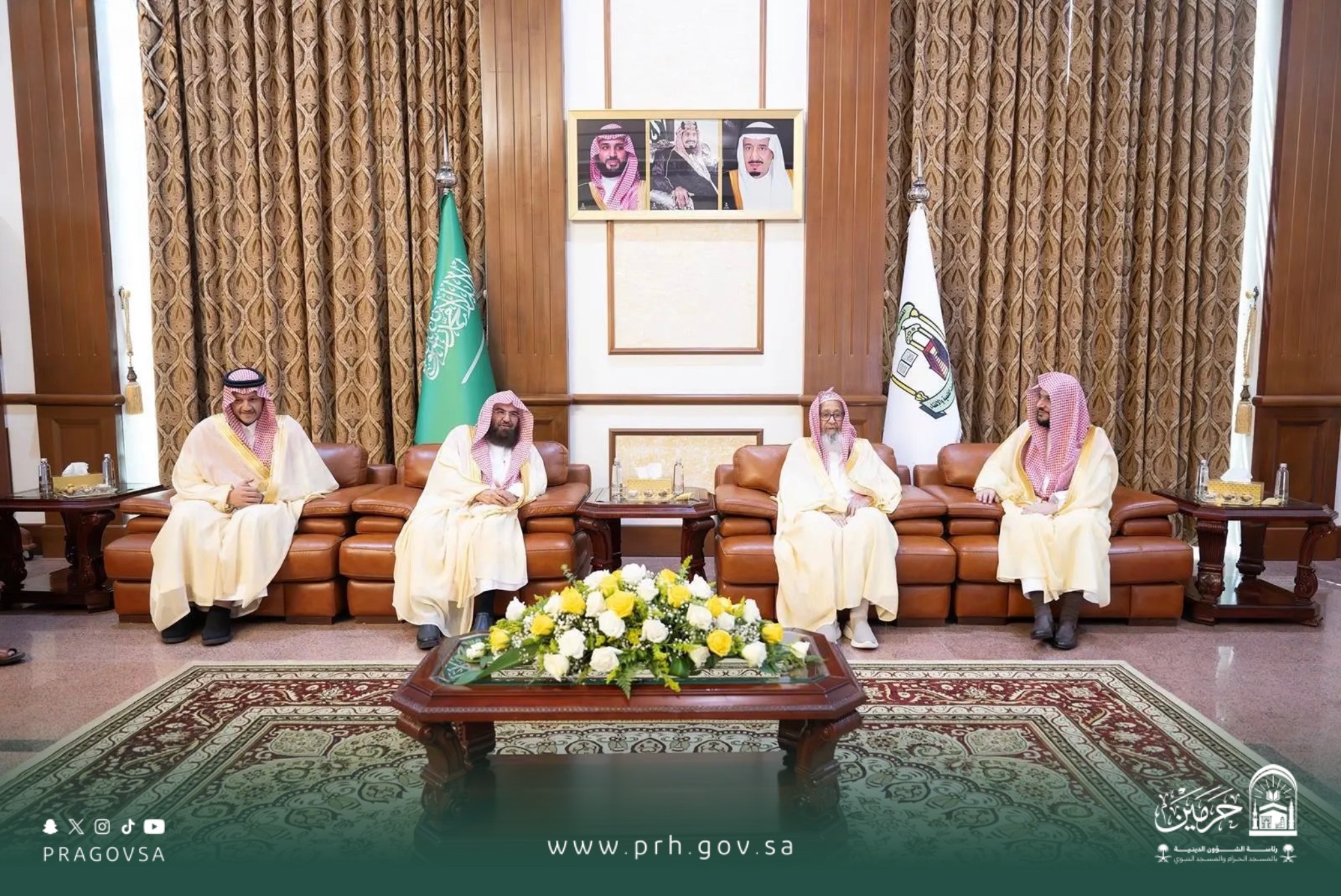 معالي رئيس الشؤون الدينية يزور سماحة مفتي عام المملكة.. وسماحته يشيد بجهود الرئاسة في خدمة قاصدي الحرمين الشريفين وتعزيز رسالتها العلمية