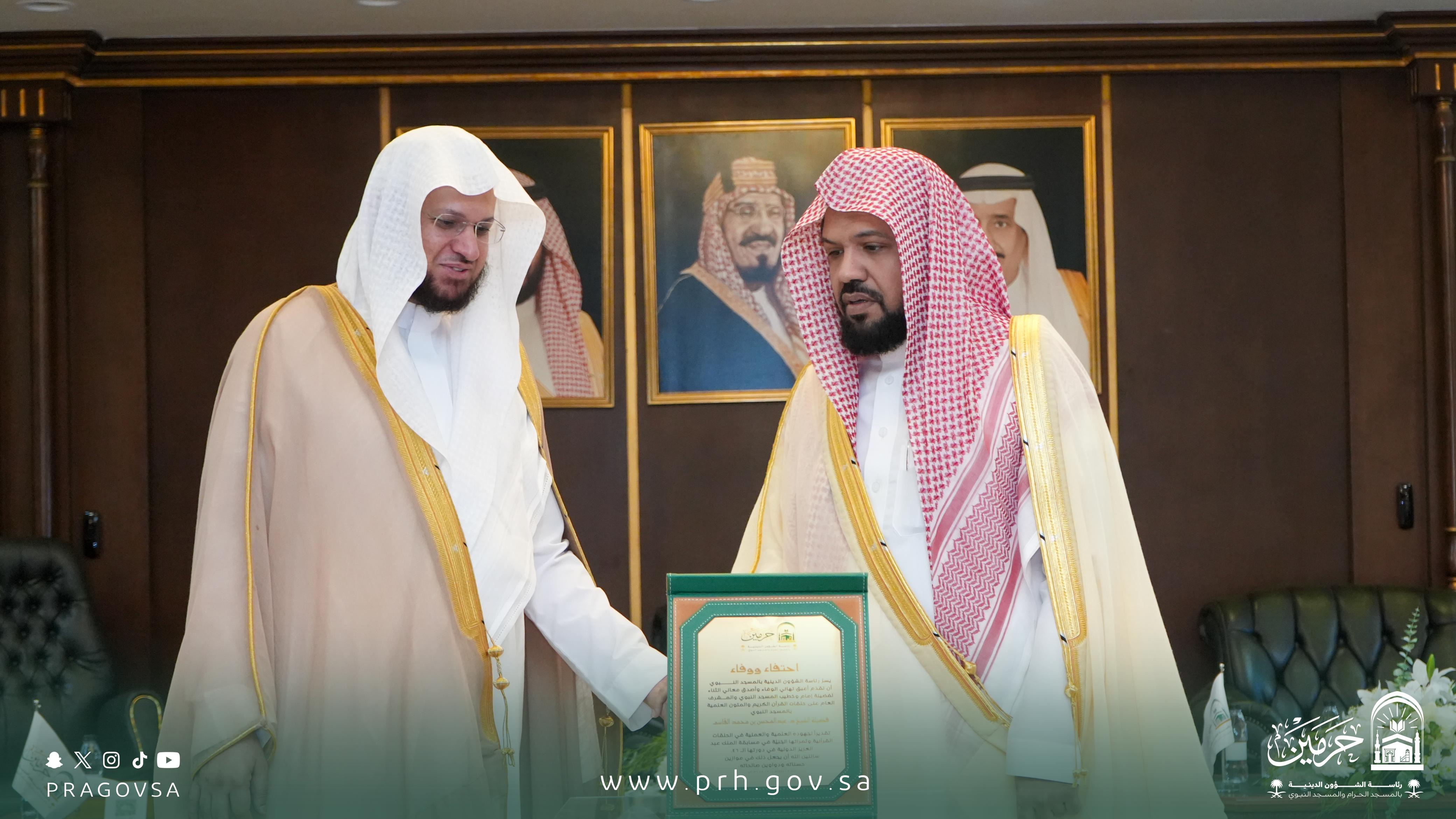  مساعد رئيس الشؤون الدينية بالمسجد النبوي يكرّم الفائزين في مسابقة الملك عبدالعزيز الدولية في دورتها السادسة والأربعين لعام ١٤٤٨هـ
